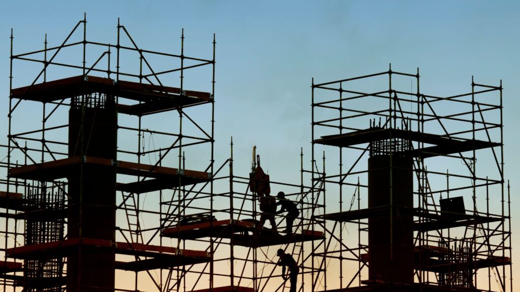 chantier avec des échafaudages